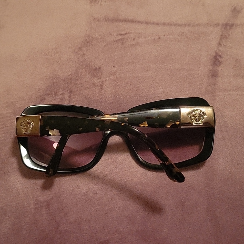 Versace authentic sunglasses. - Picture 7 of 8